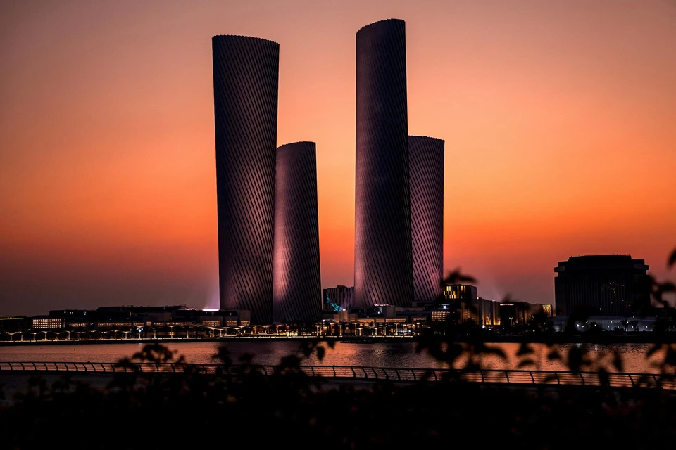 Lusail Plaza shutterstock 2410059781